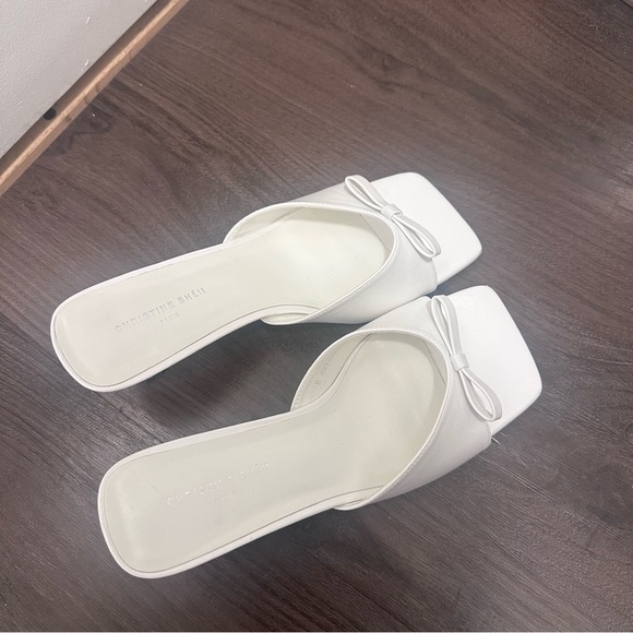 White heeled sandals - Picture 1 of 3